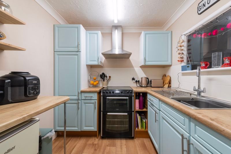 2 bed flat for sale in Ryan Court, Blandford Forum DT11, £120,000 Zoopla