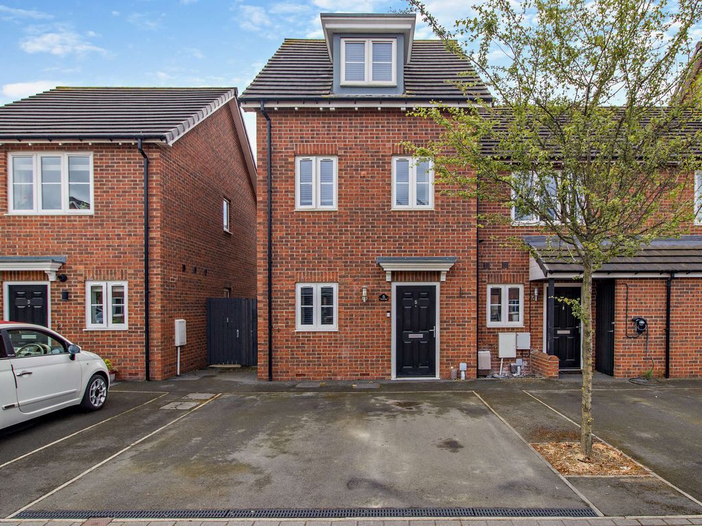 3 bed semidetached house for sale in Moore Way, Castleford, West