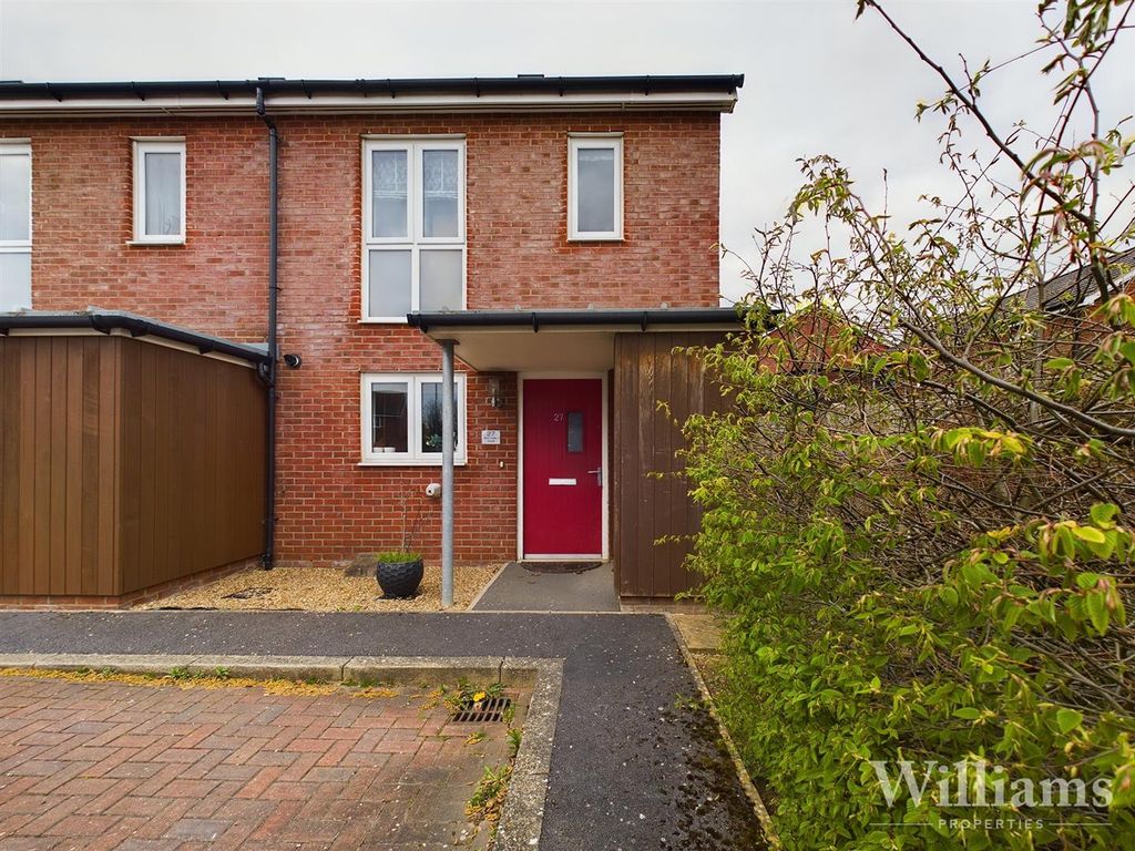 2 bed end terrace house for sale in Worcester Street, Berryfields