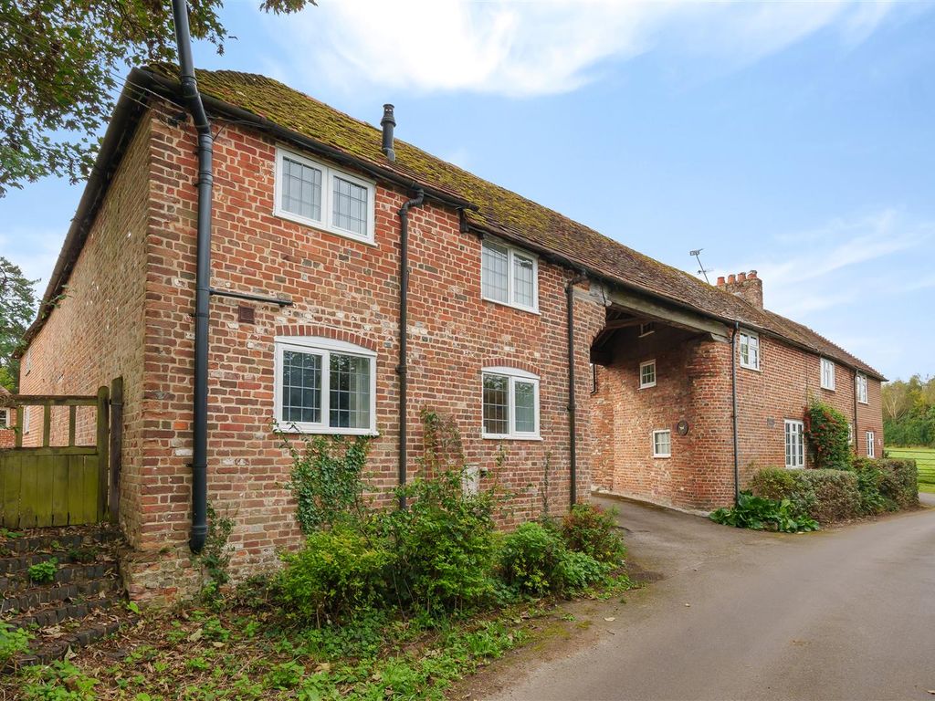 3 bed semidetached house for sale in Dippenhall Road, Dippenhall