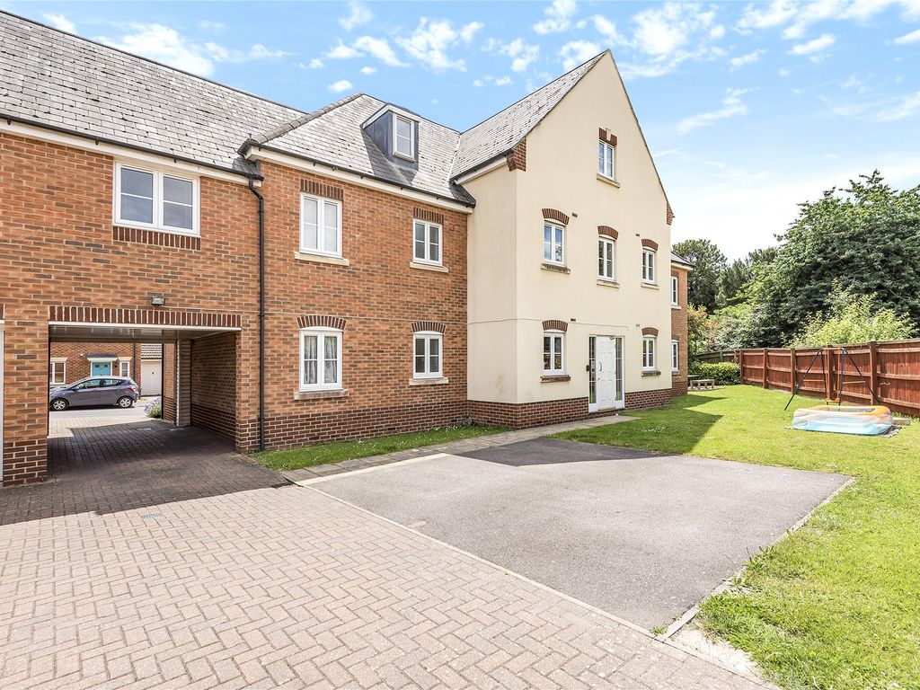 2 bed flat to rent in Gloucester Avenue, Shinfield, Berkshire RG2, £