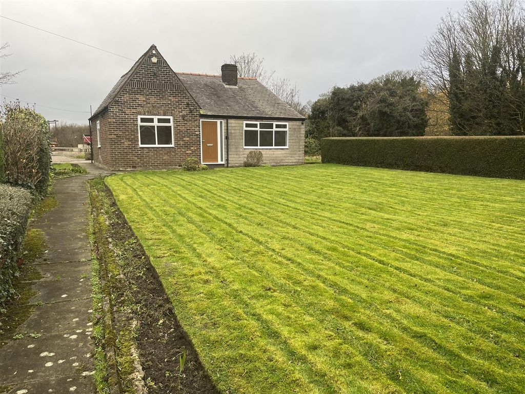 3 bed detached bungalow to rent in Wigan Road, AshtonInMakerfield