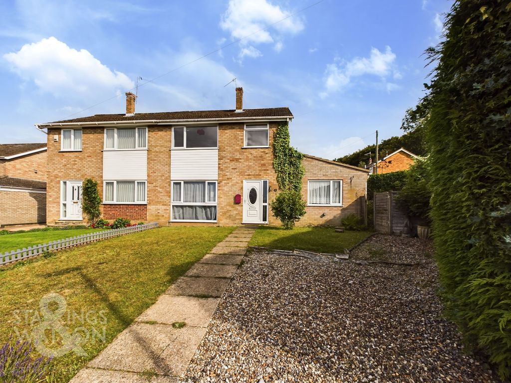 3 bed semidetached house for sale in Woodhill Rise, Costessey, Norwich