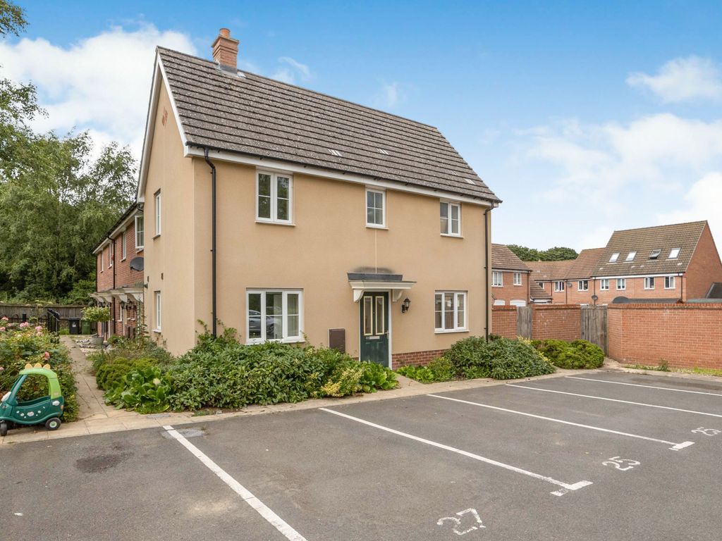 3 bed end terrace house for sale in Sunderland Close, Carbrooke
