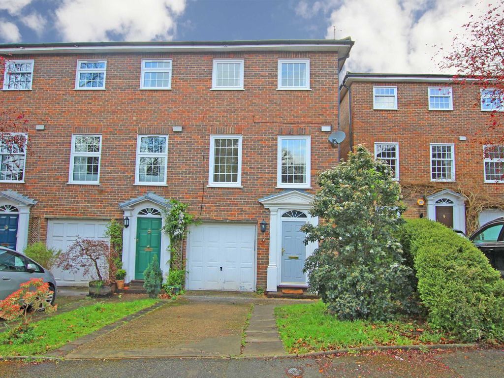 4 bed property to rent in Heatherdale Close, Kingston Upon Thames KT2, £2,900 pcm Zoopla