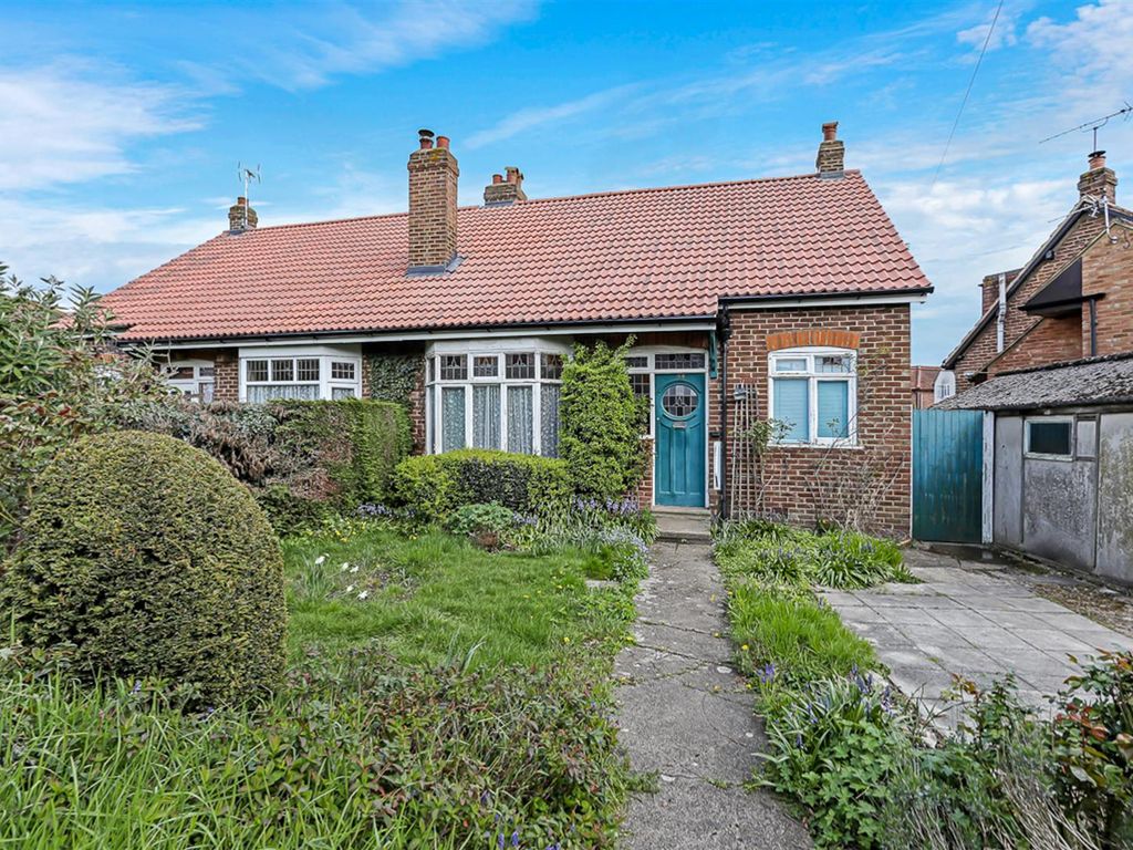 3 bed bungalow for sale in Northcroft Road, Englefield Green, Egham