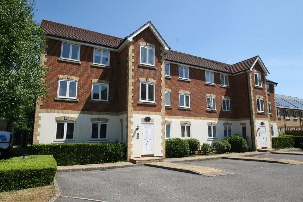 2 bed flat to rent in Drew Place, Caterham CR3, £1,400 pcm Zoopla
