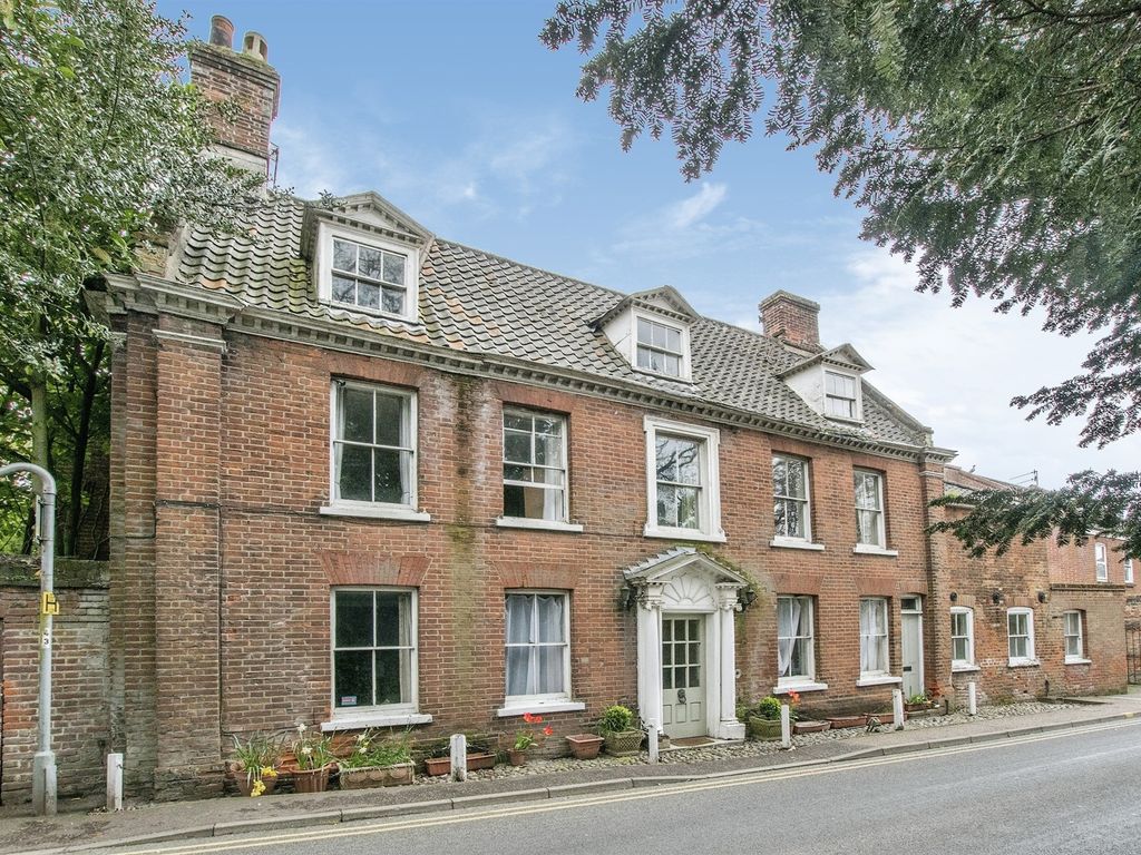 8 bed detached house for sale in Aylsham Road, North Walsham NR28, £