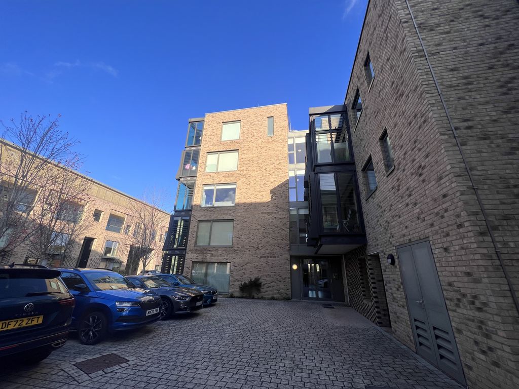 2 bed flat to rent in The Williams Building, Addenbrookes Road