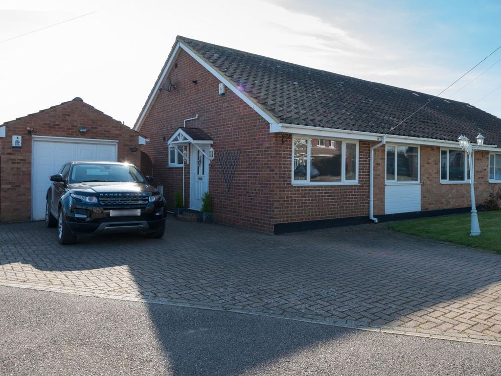 4 bed semidetached bungalow for sale in Parsonage Fields, Monkton