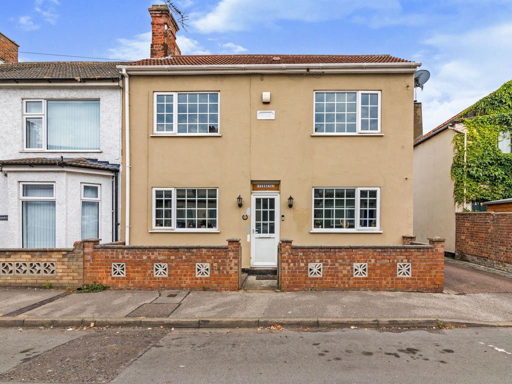 3 bed semidetached house for sale in Sandringham Road, Lowestoft NR32
