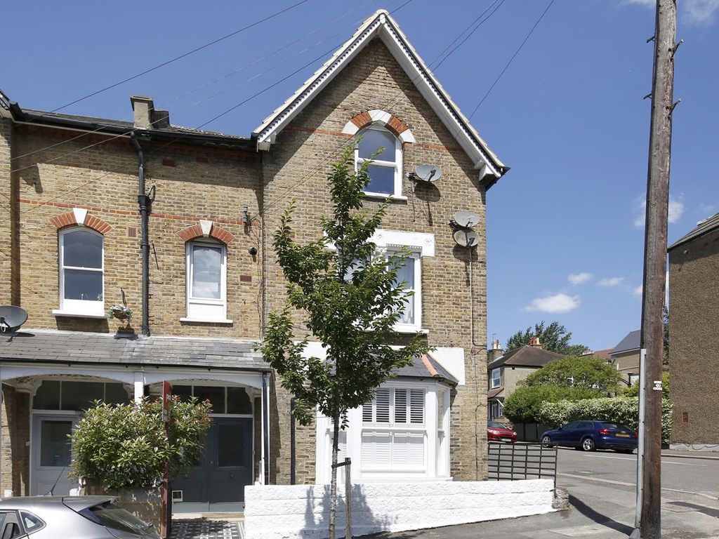 2 bed flat to rent in Rockmount Road, Upper Norwood, London SE19, £