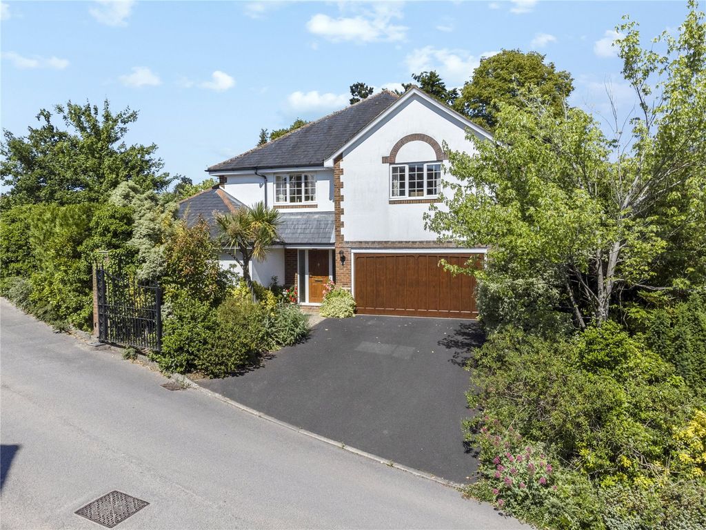 Queen Anne's Gate, White House Walk, Farnham, Surrey GU9  