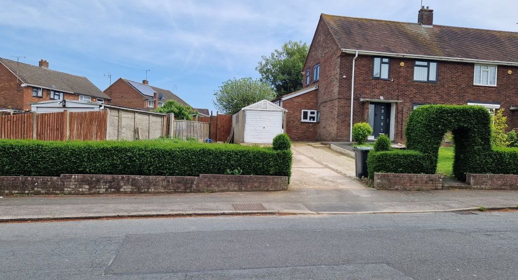 3 bed semidetached house for sale in Broxley Mead, Leagrave, Luton LU4