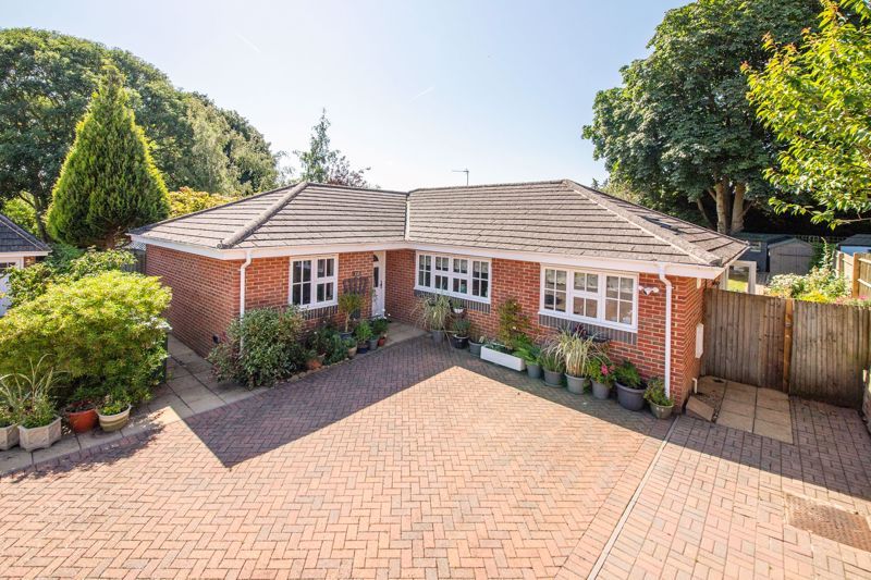 3 bed detached bungalow for sale in Poplar Grove, Kennington, Oxford