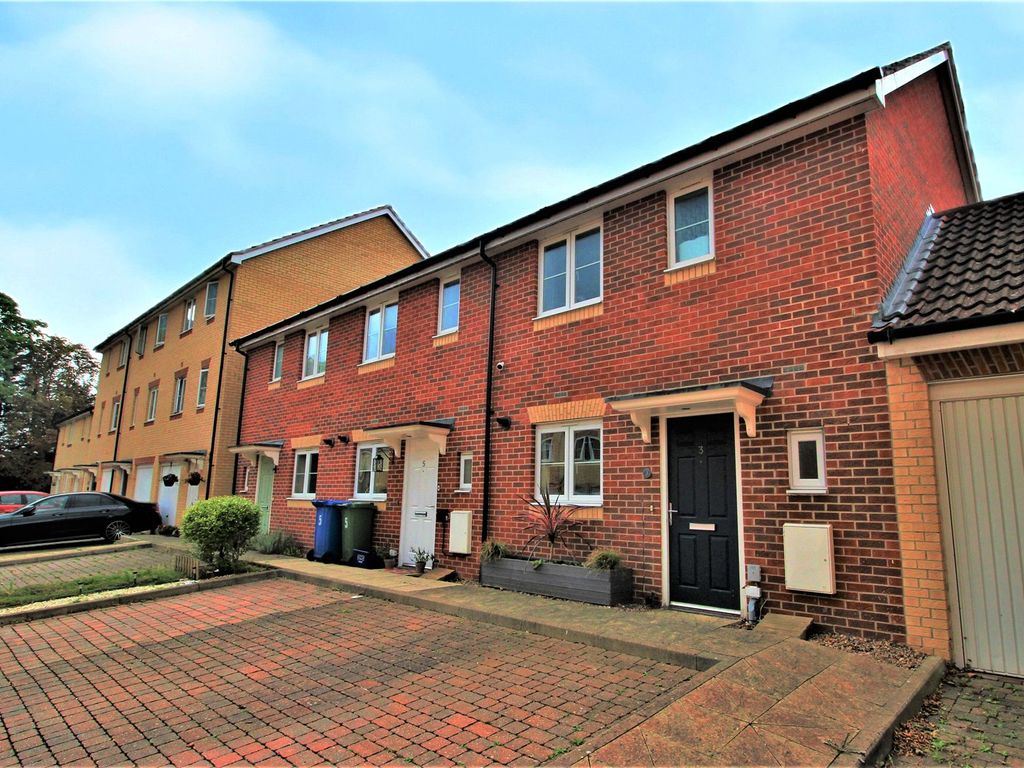 3 bed end terrace house for sale in Cranwell Road, Farnborough