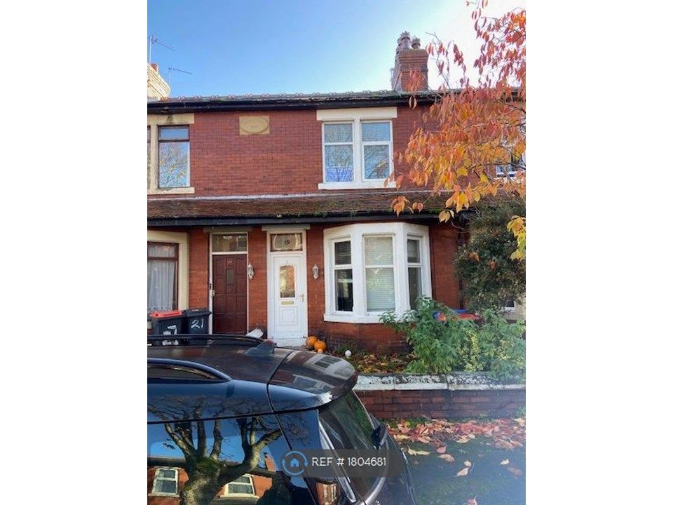2 bed terraced house to rent in Park Road, PoultonLeFylde FY6, £875