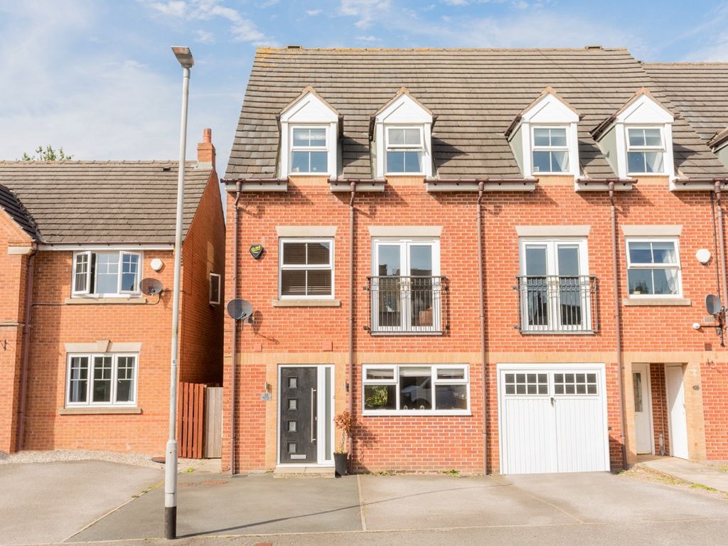 5 bed end terrace house for sale in Field Park Grange, Gildersome