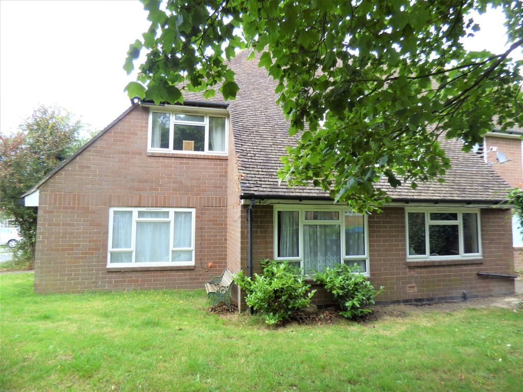2 bed flat to rent in Levett Road, Leatherhead KT22, £1,350 pcm Zoopla