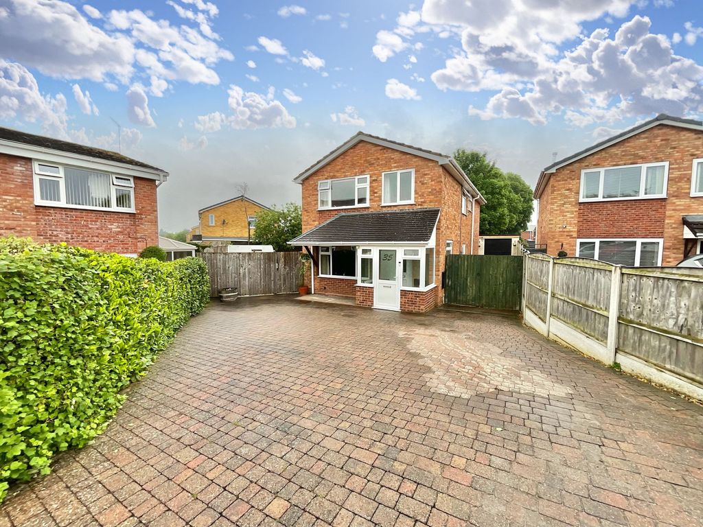 5 bed detached house for sale in Ford Road, Newport TF10, £370,000 Zoopla