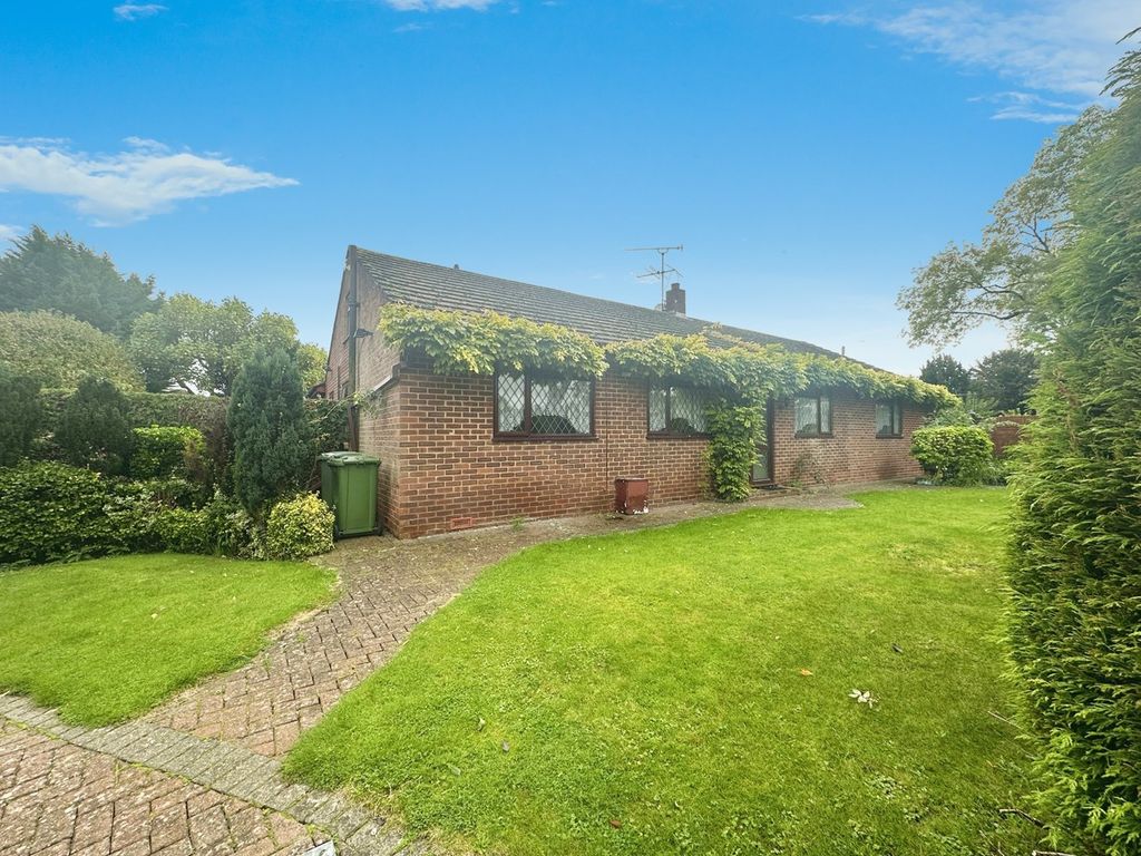 4 bed detached bungalow to rent in Elmcroft, Datchet, Datchet SL3, £