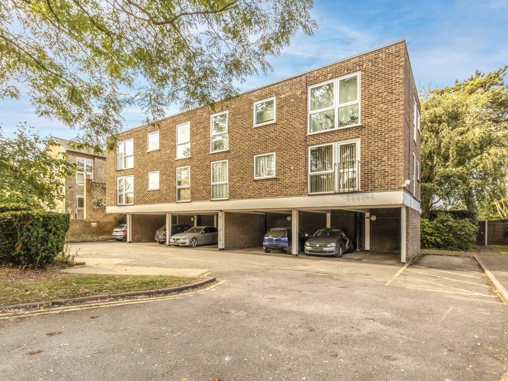 3 bed flat to rent in Uxbridge Road, Hampton Hill, Hampton TW12, £2,000