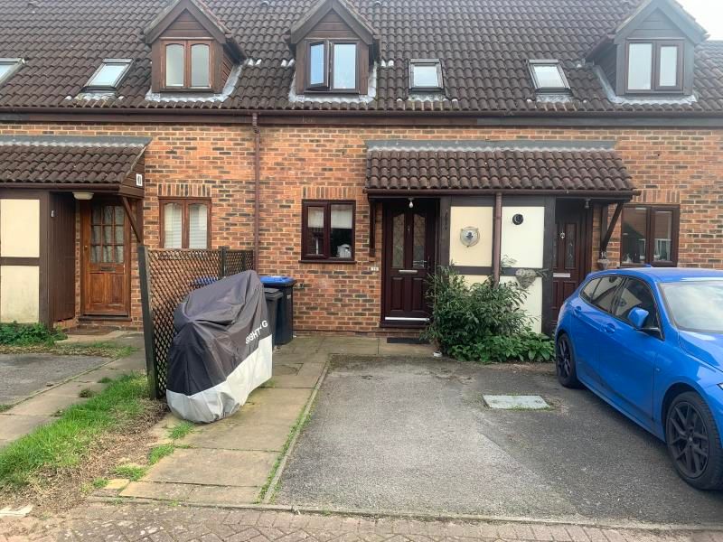 2 bed property to rent in Oliver Close, Addlestone KT15, £1,400 pcm