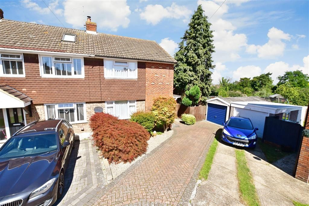 3 bed end terrace house for sale in Bransgore Close, Rainham