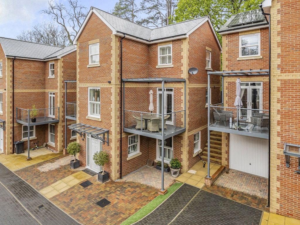 5 bed detached house for sale in Flora Close, Exmouth, Devon EX8, £