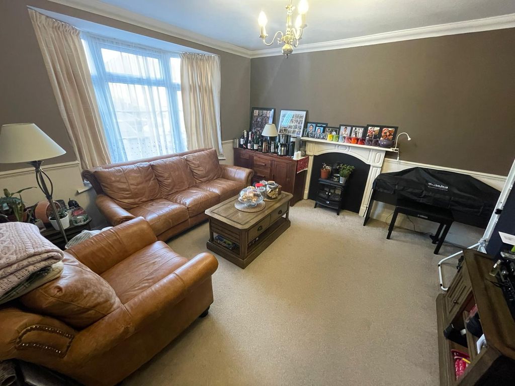 3 bed terraced house to rent in Blundell Road, Burnt Oak, Edgware HA8