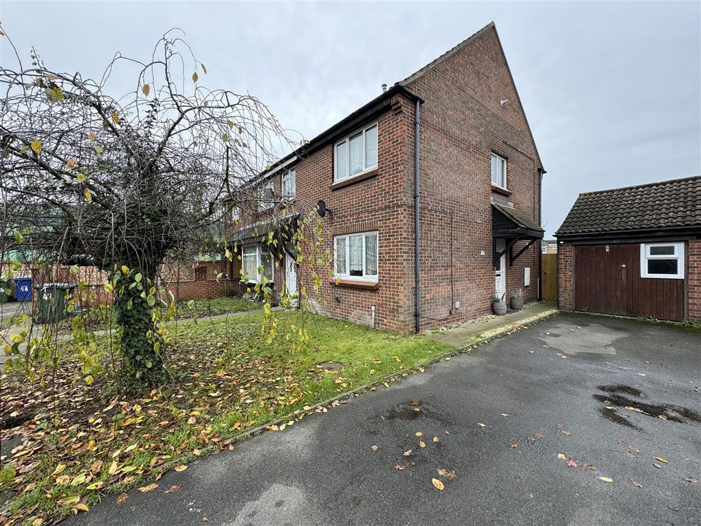 2 bed end terrace house for sale in Chapel Close, Grays RM20, £320,000
