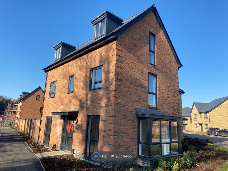 4 bed semidetached house to rent in Whiting Avenue, Greenhithe DA9, £