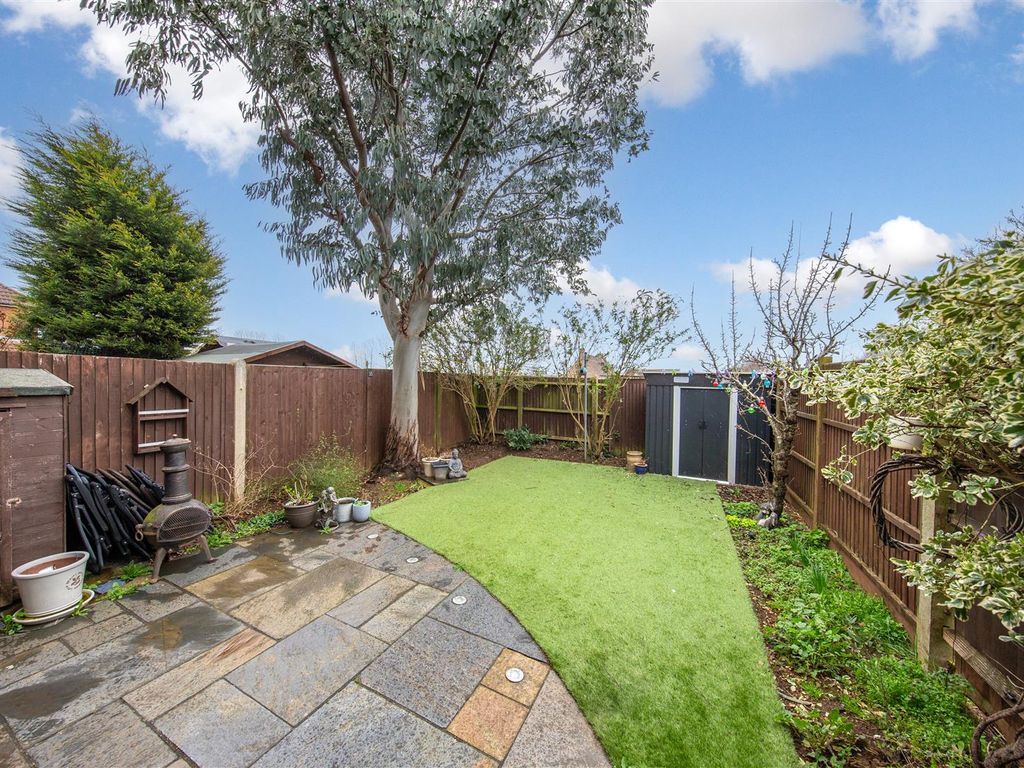 3 bed terraced house for sale in Shelton Avenue, Toddington, Dunstable