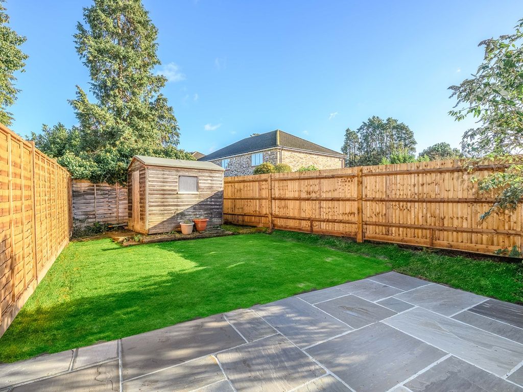 1 bed flat for sale in Rydens Avenue, WaltonOnThames KT12, £239,950