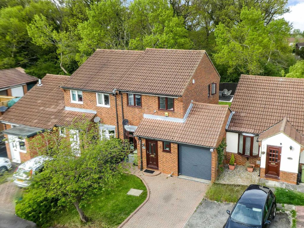 3 bed semidetached house for sale in Furzton, Milton