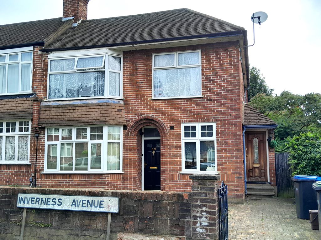 2 bed for sale in Inverness Avenue, Enfield EN1, £340,000