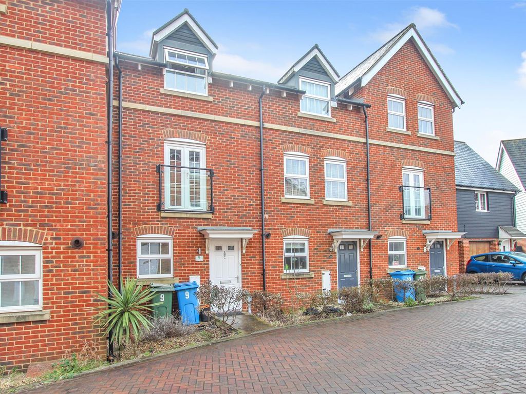 3 bed town house for sale in Croft Avenue, Sittingbourne ME10 Zoopla
