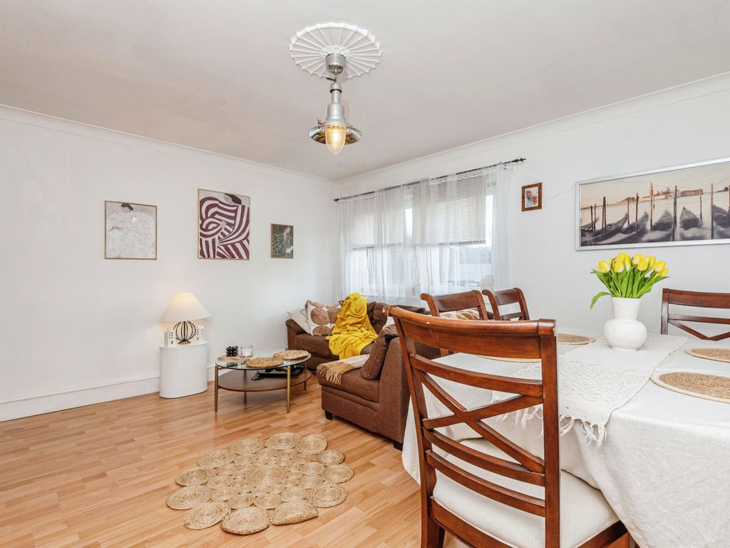 3 bed flat for sale in Fir Tree Rise, Leeds LS17, £140,000 Zoopla