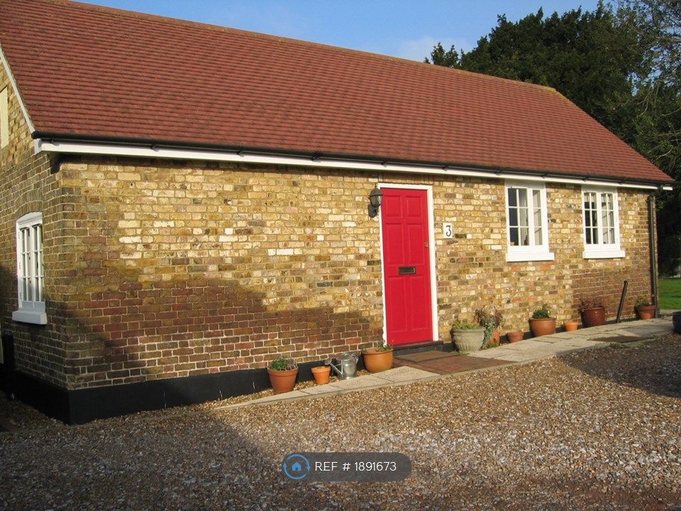 2 bed to rent in Charlton Road, Shepperton TW17, £1,500 pcm