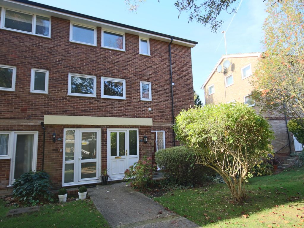 3 bed flat to rent in Hever Close, Maidenhead, Berkshire SL6, £1,450 pcm Zoopla