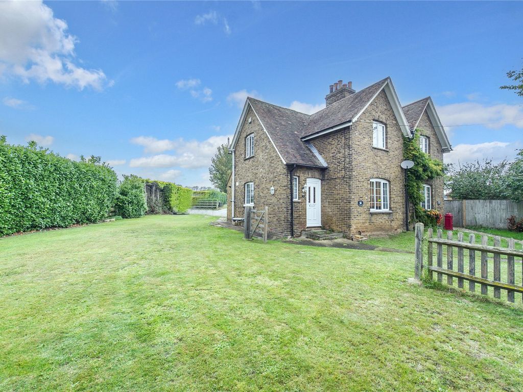 3 bed semidetached house for sale in Town Road, Cliffe Woods