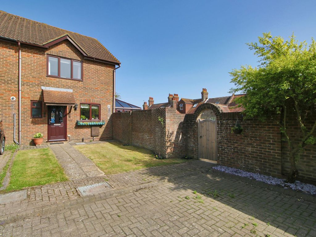 3 bed end terrace house for sale in Pipers Field, Ridgewood TN22, £