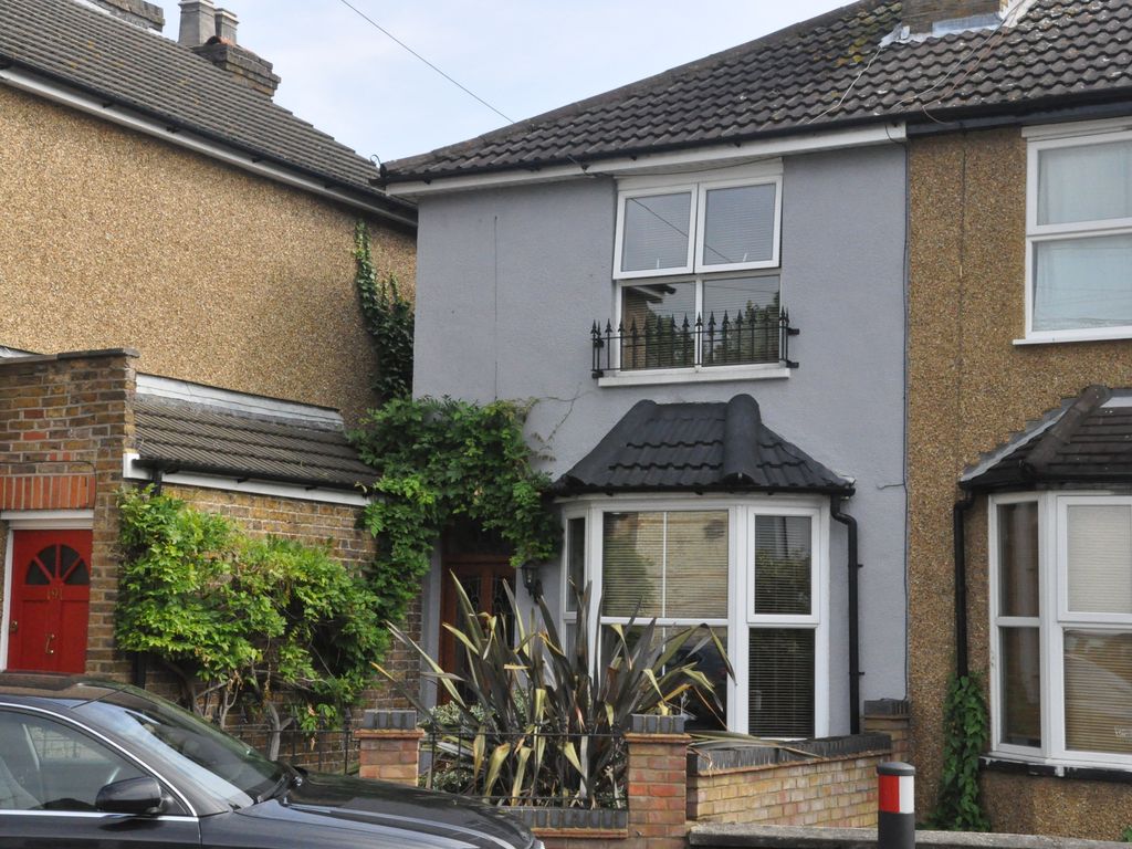2 bed semidetached house to rent in Laleham Road, Staines TW18, £1,400