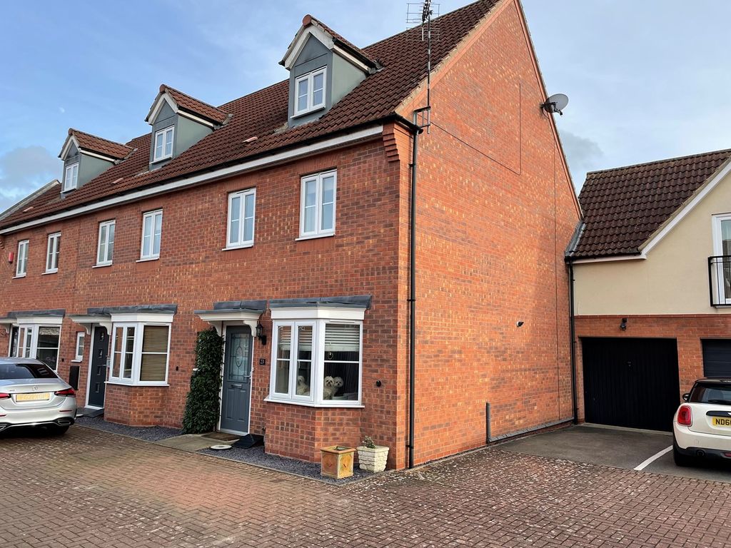 4 bed end terrace house for sale in Fretter Close, Broughton Astley