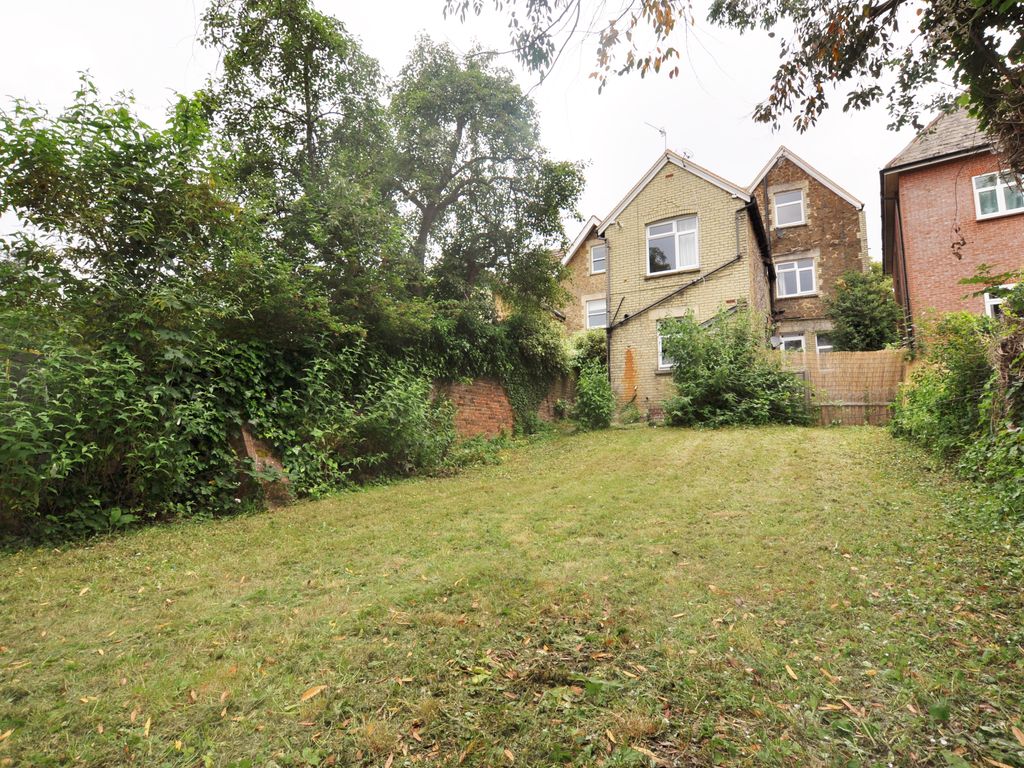 1 bed flat to rent in Nightingale Road, Guildford, Surrey GU1, £1,250