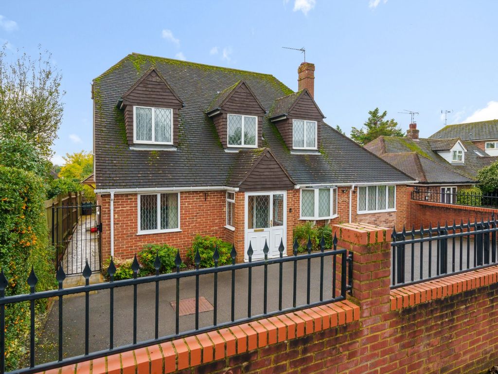 4 bed detached house for sale in Fishermans Way, Bourne End SL8, £