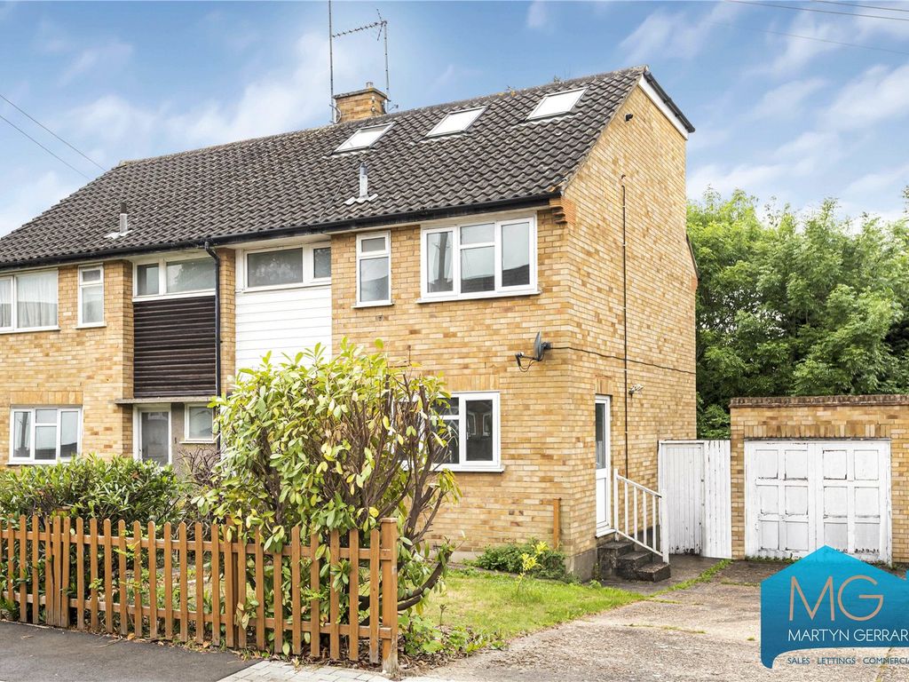 4 bed semidetached house for sale in Brookhill Close, East