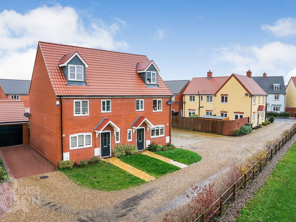 4 bed town house for sale in Flanders Rise, Wymondham NR18 Zoopla