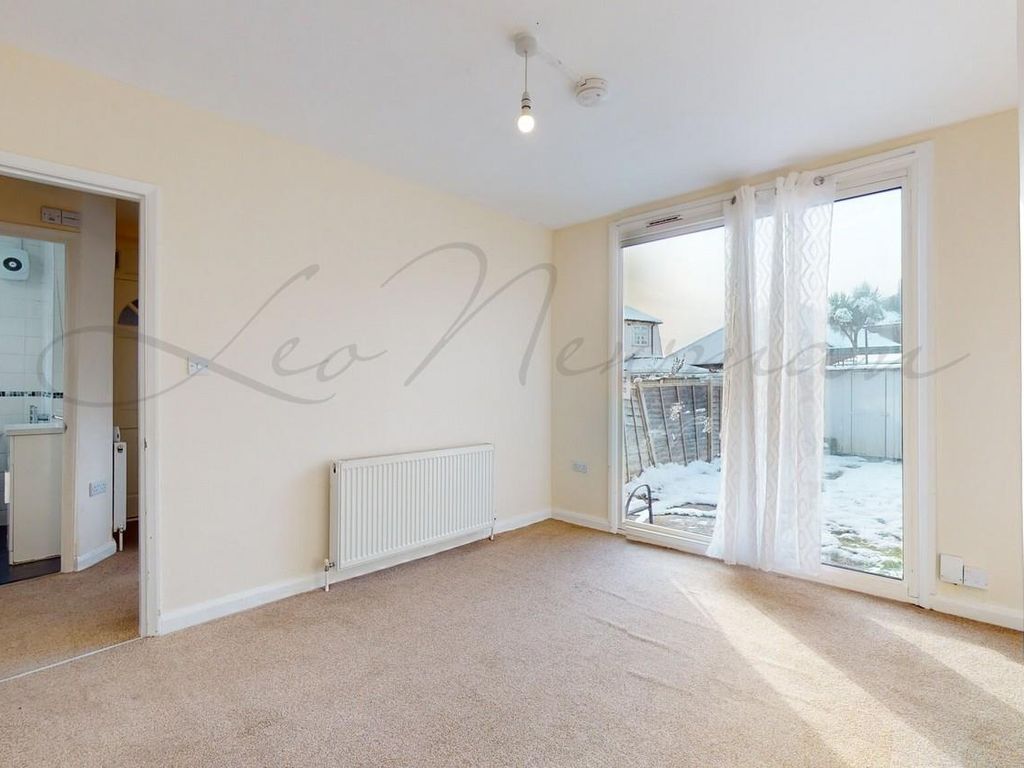 2 bed flat to rent in Tomswood Hill, Ilford IG6, £1,500 pcm Zoopla