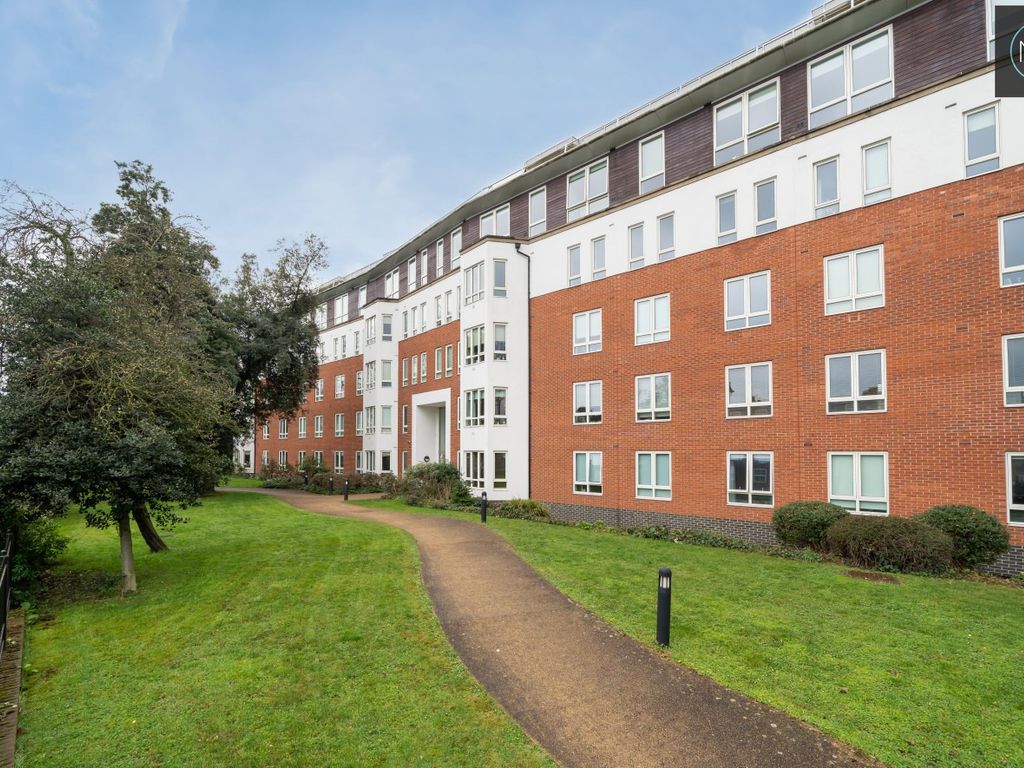 2 bed flat to rent in Regency Court, High Road, South Woodford, London